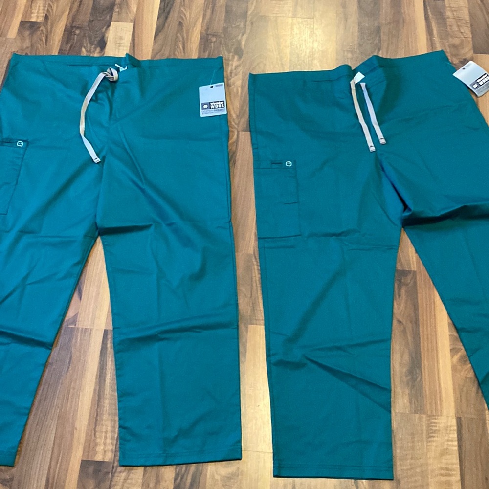 New with tags 2 pair of hunter green Wonder Wink scrub pants